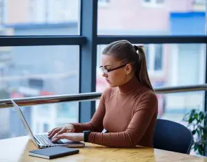 woman-on-laptop